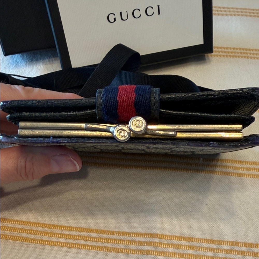 Gucci Navy and Cream Bifold Wallet with box, ribbon, paperwork, and silica packs - Picture 5 of 14